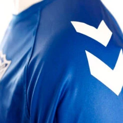 Camiseta Hummel Málaga CF Pre-Match 2022-2023 -Puma Ventas camiseta hummel malaga cf pre match 2022 2023 true blue 2