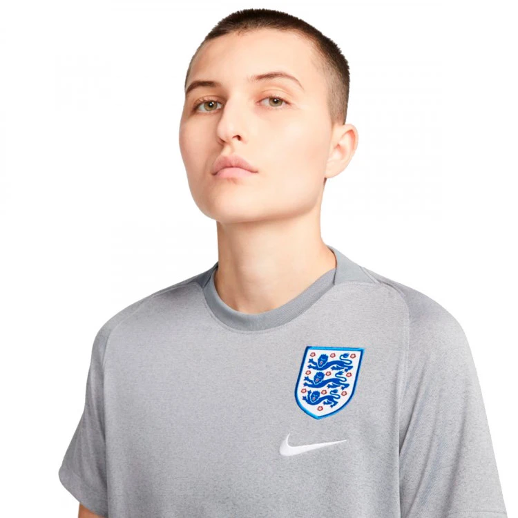 Camiseta Nike Inglaterra Fanswear Euro 2022 Mujer 5 Camiseta Nike Inglaterra Fanswear Euro 2022 Mujer - Imagen 3