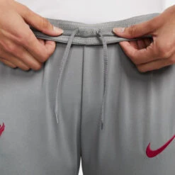 Pantalón Largo Nike Liverpool FC Training 2022-2023 Mujer -Puma Ventas pantalon largo nike liverpool fc training 2022 2023 mujer smoke grey tough red 2